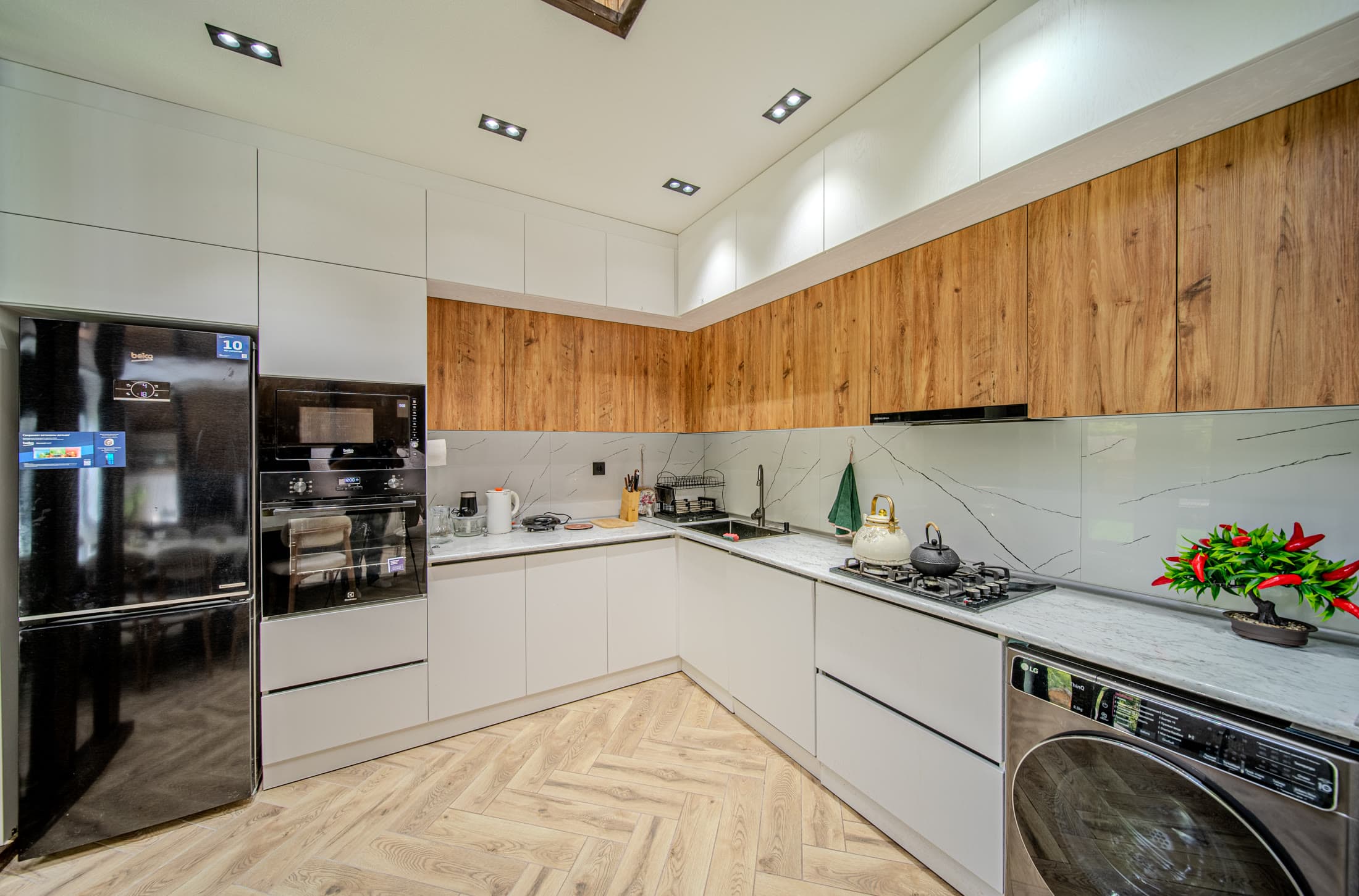 Modern kitchen in white and oak